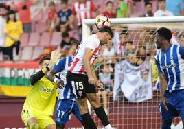 Javi Cobo remata en el partido de la primera vuelta ante el portero alavés, Adrián Domínguez, ausente en esta ocasión tras lesionarse la rodilla derecha.