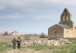 Alcalde y arqueólogo, junto a la ermita y las piedras que conformarán la futura escollera.