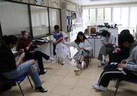 Saray Berdonces muestra cómo coser alpargatas a los alumnos del instituto arnedano.