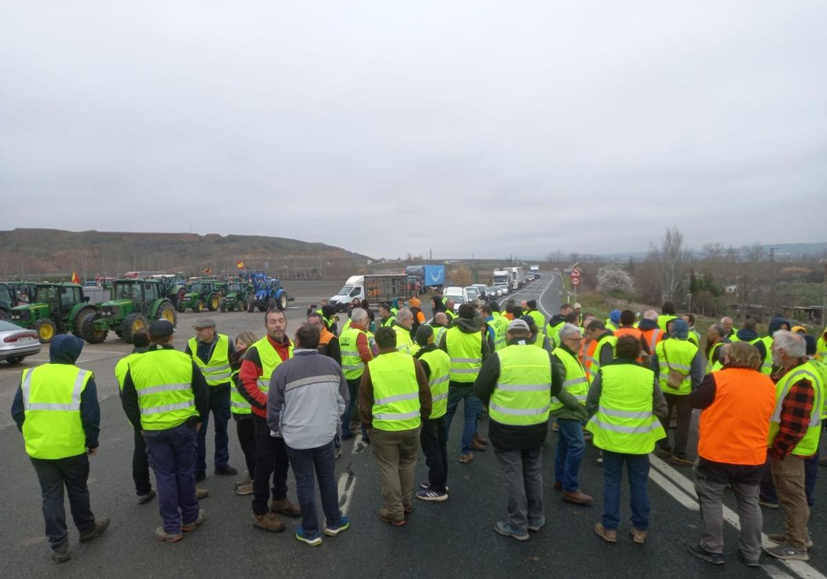 Corte de la N-232 en Agoncillo (arriba), tractores en Haro y vehículos en las calles de Calahorra en la movilización del viernes.