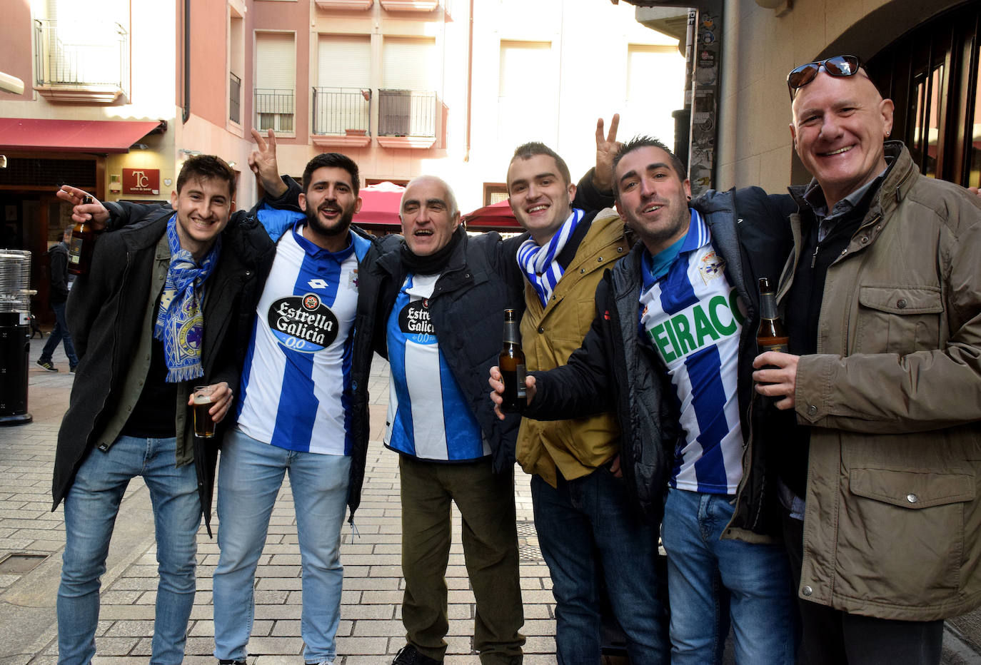 La afición del Dépor pone color blanquiazul a la calle Laurel