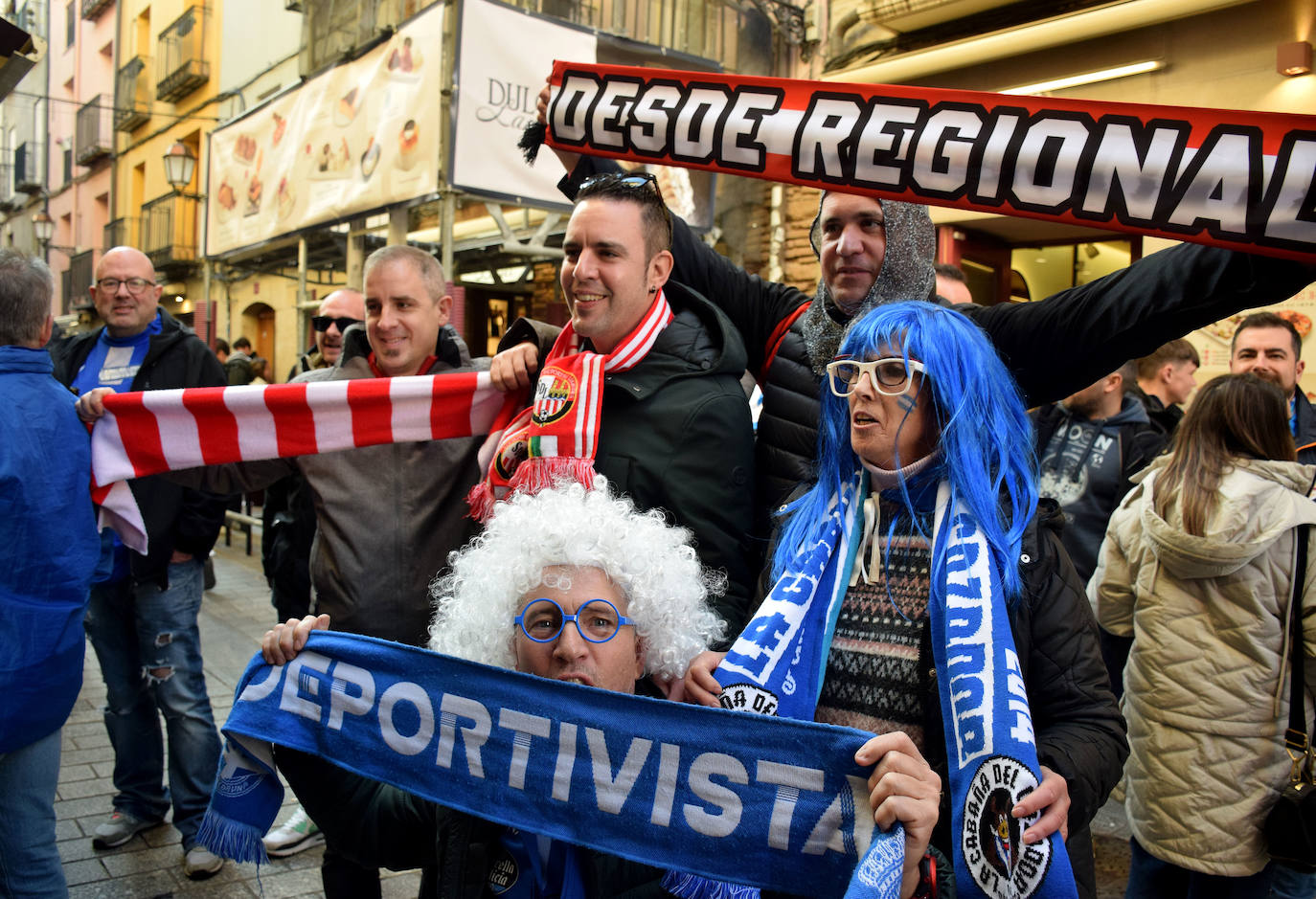 La afición del Dépor pone color blanquiazul a la calle Laurel