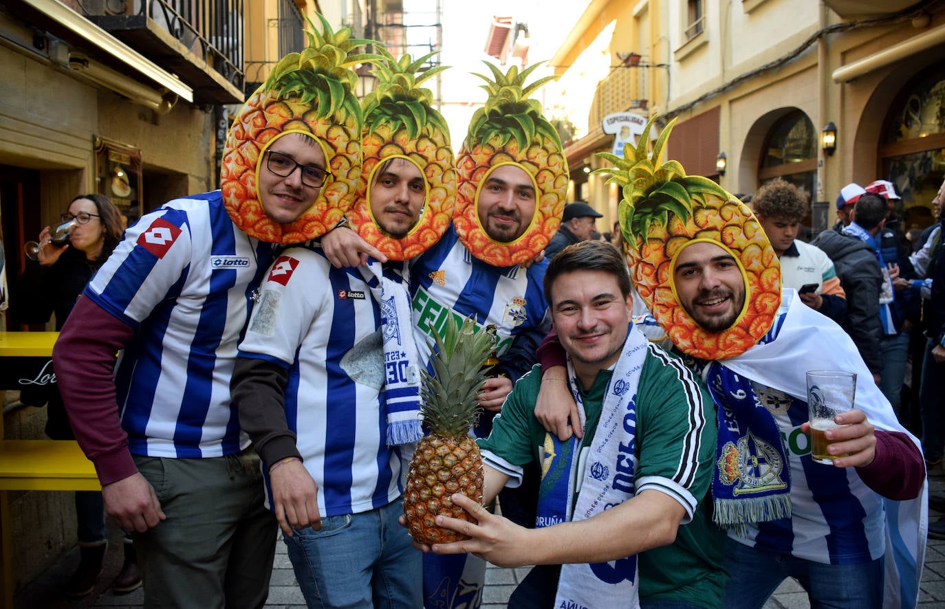 La afición del Dépor pone color blanquiazul a la calle Laurel