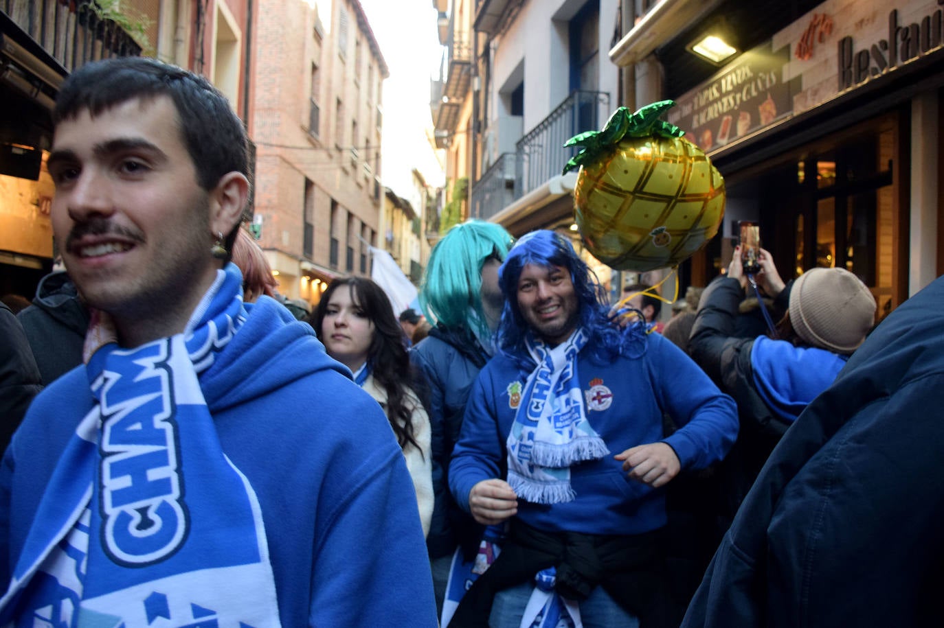 La afición del Dépor pone color blanquiazul a la calle Laurel