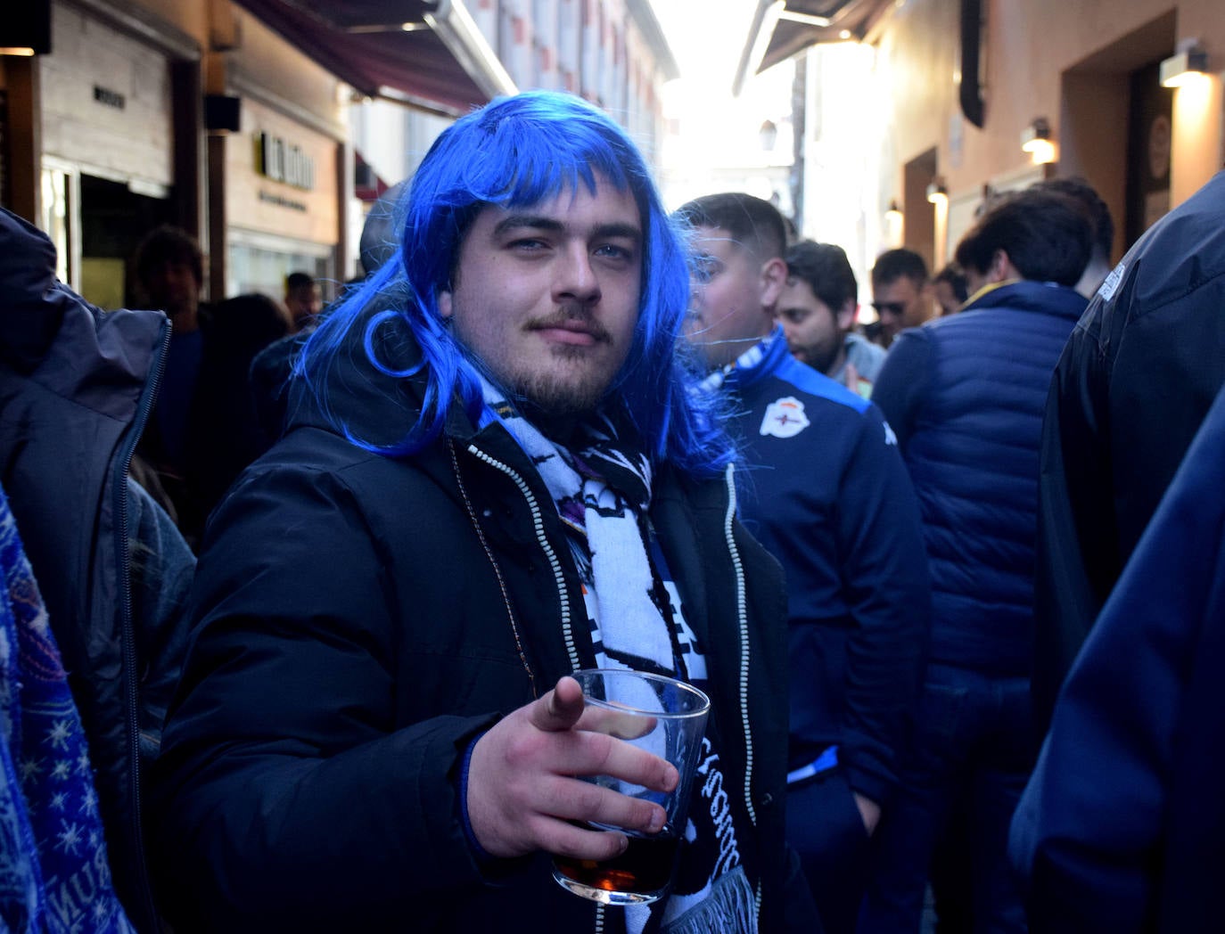 La afición del Dépor pone color blanquiazul a la calle Laurel