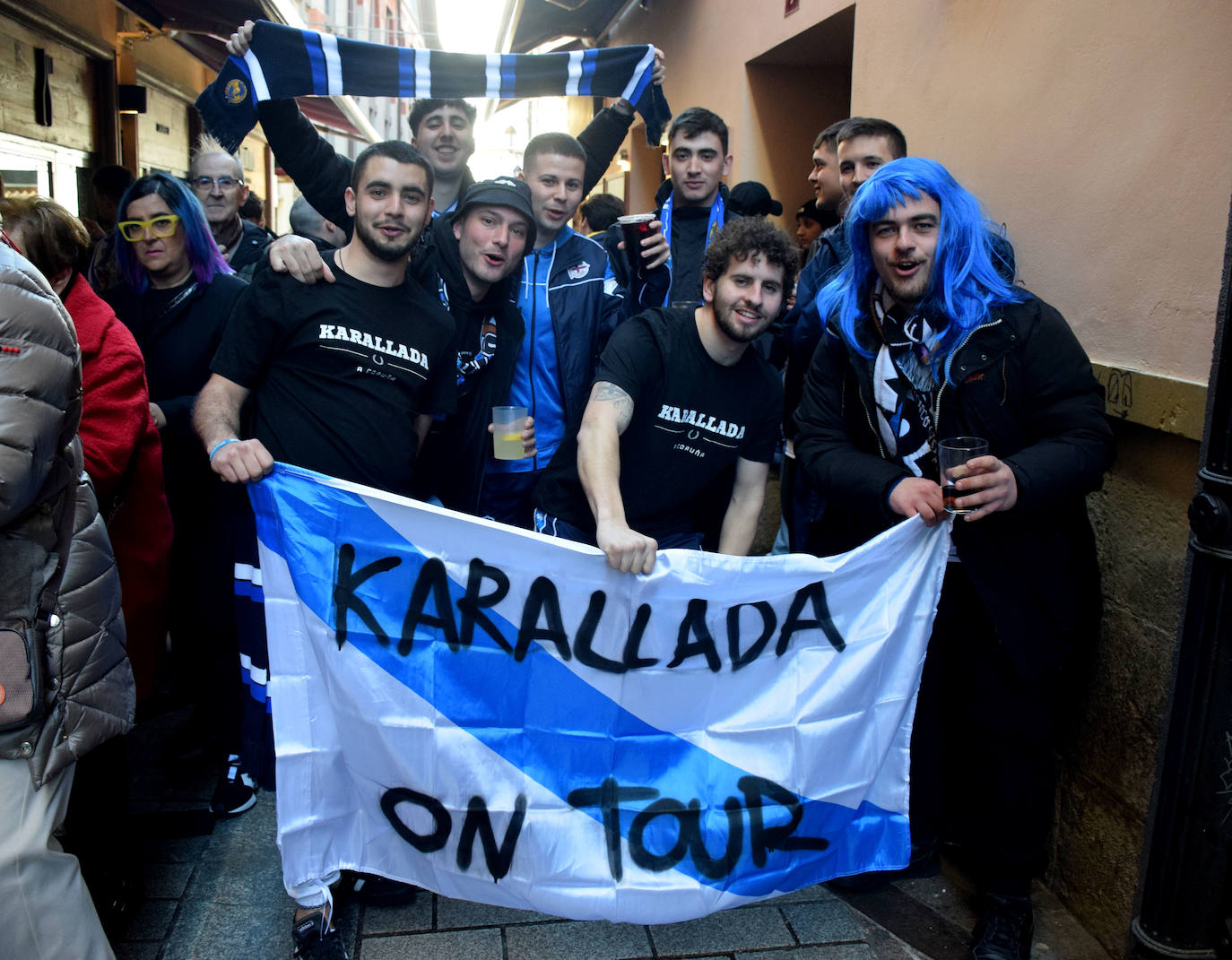 La afición del Dépor pone color blanquiazul a la calle Laurel