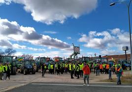 Concentración en Briones, una jota sobre un tractor y hasta el lunes