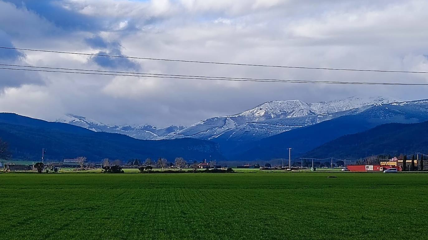 Imagen de la sierra de la Demanda, con nieve y el San Lorenzo cubierto por las nubes.