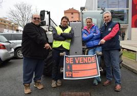 Los agricultores Alfredo Balda, Josué Alcantud, María Balda y Nicolás Martínez posan junto a un tractor en la sede del Consejo Regulador de la DOC Rioja, en Logroño.