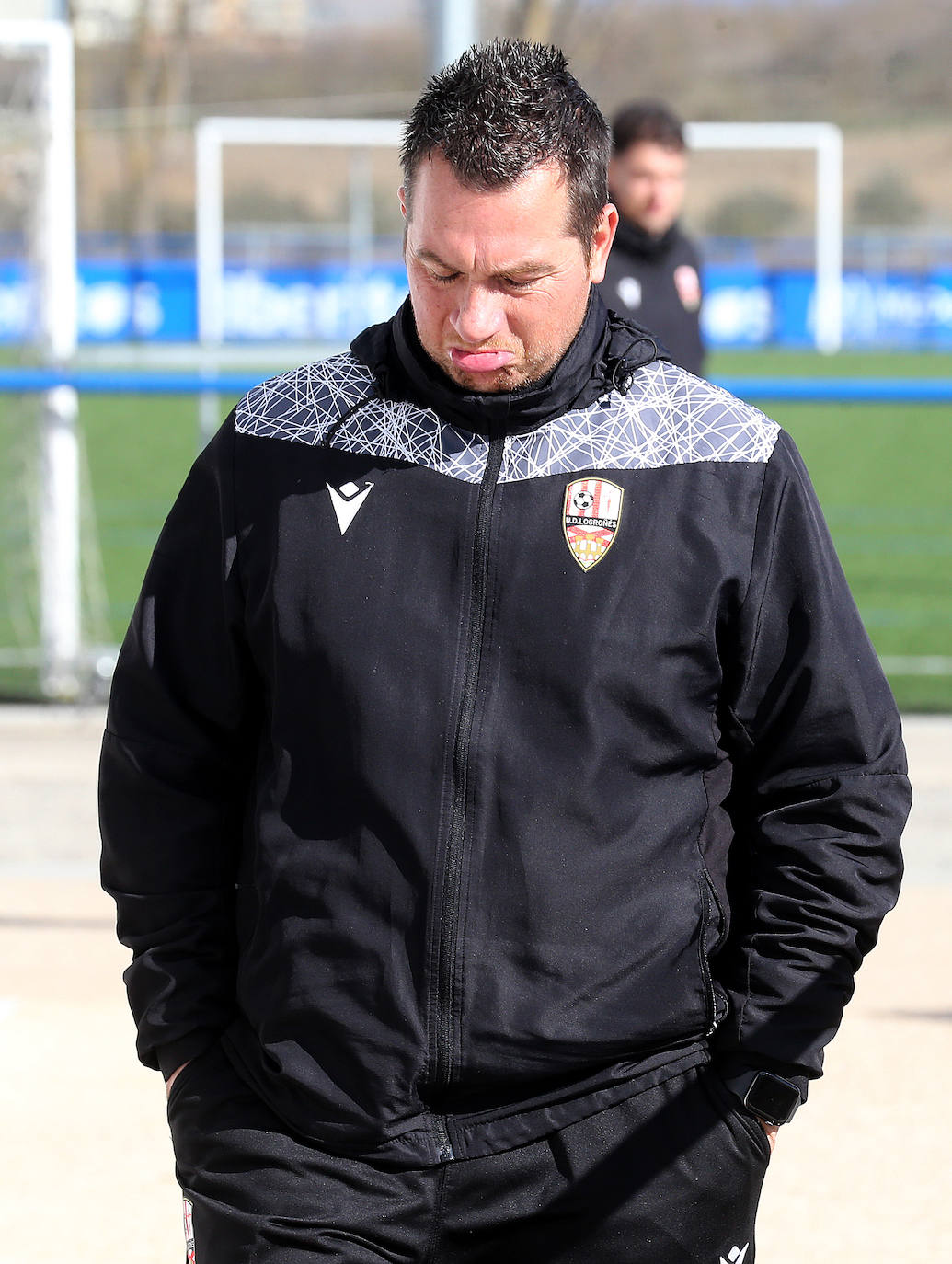 Diego Martínez, gesticula al abandonar el camo de Ibaia.