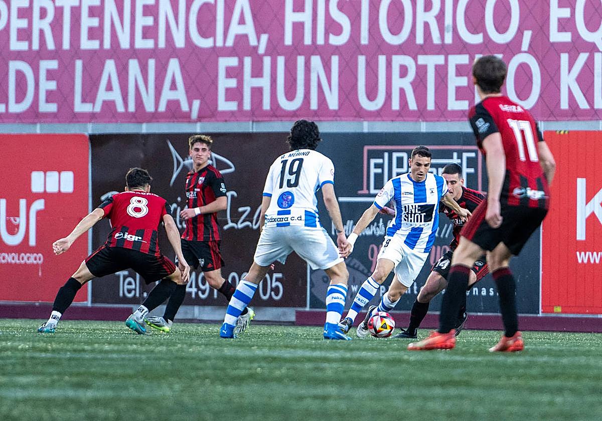 Rival superior. Miguel, con el balón, intenta zafarse de la presión del Arenas de Getxo durante el partido de ayer en Gobela.