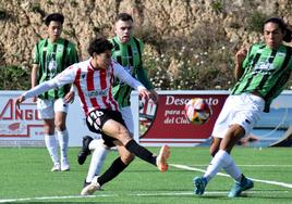 Riki pega al esférico durante el partido de ayer ante el Tedeón.