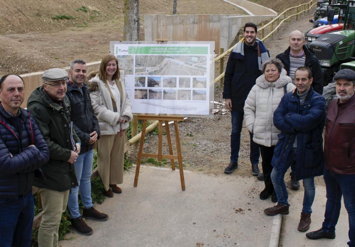 Miembros de la administración local y regional posan delante del proyecto finalizado.