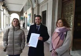 María Somalo, Javier García y María Victoria del Vigo, con el escrito que han presentado al Defensor del Pueblo.