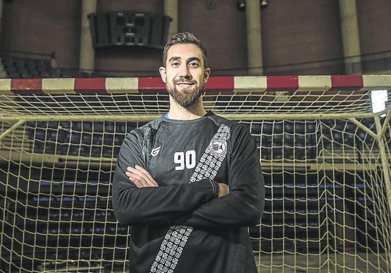 Javier Romeo posa en una de las porterías del Palacio de los Deportes.