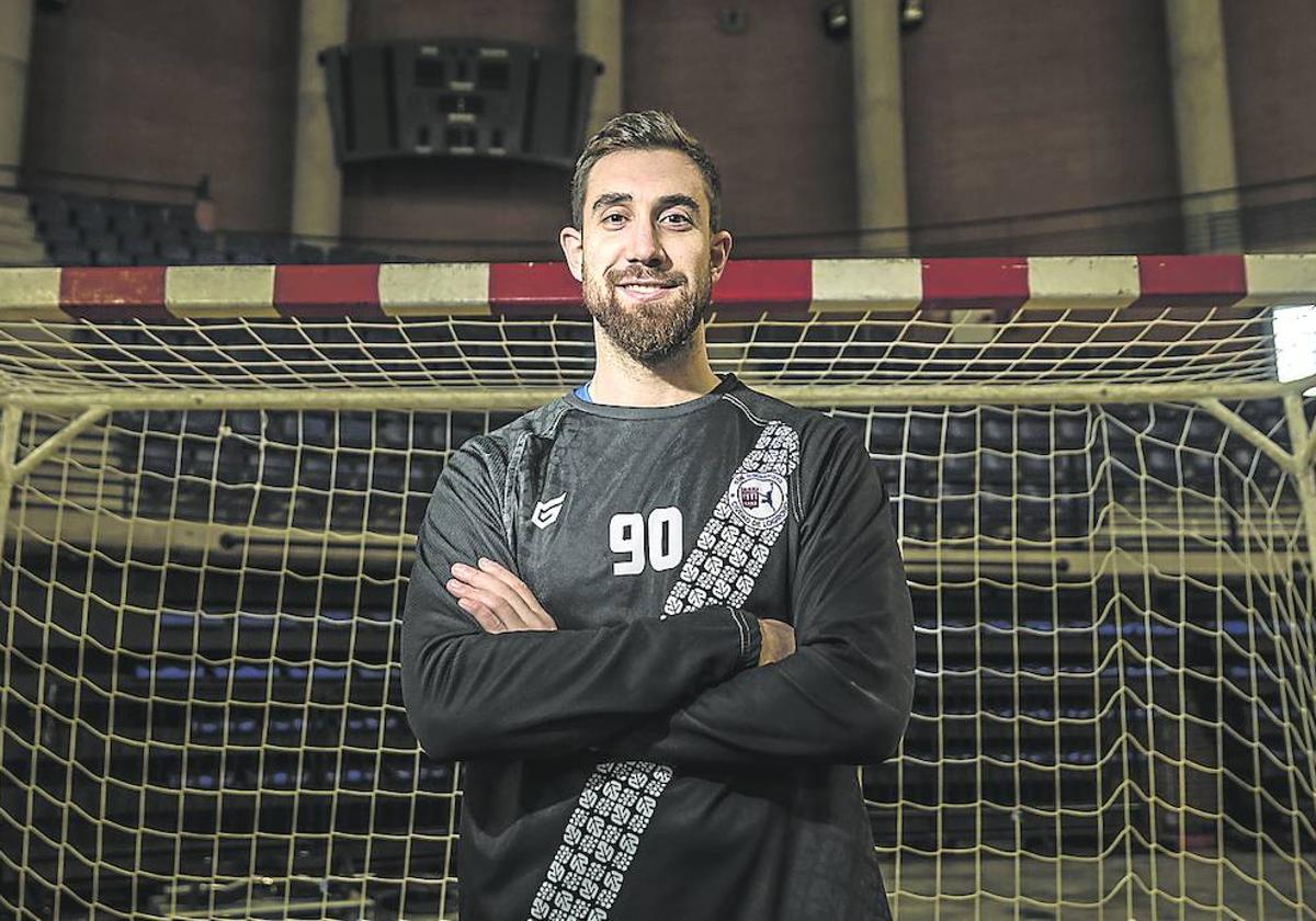 Javier Romeo posa en una de las porterías del Palacio de los Deportes.