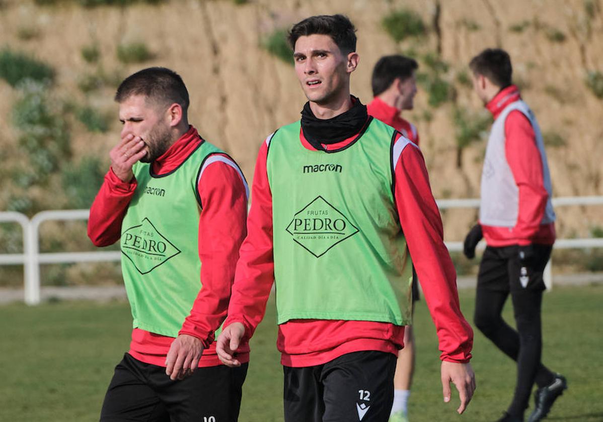 Álex Arias y Antonio Marchena se retirán de una sesión tras acabar el entrenamiento.