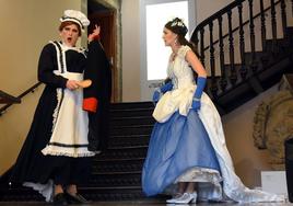 Escena de la ruta teatralizada, con Doña Jacinta y su criada Cándida.