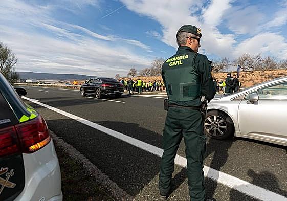 Un agente de la Guardia Civil en una de las tractoradas de esta semana.