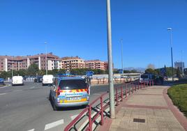 Un vehículo de la Policía Local corta el carril mientras se realiza el atestado en la rotonda de La Estrella.