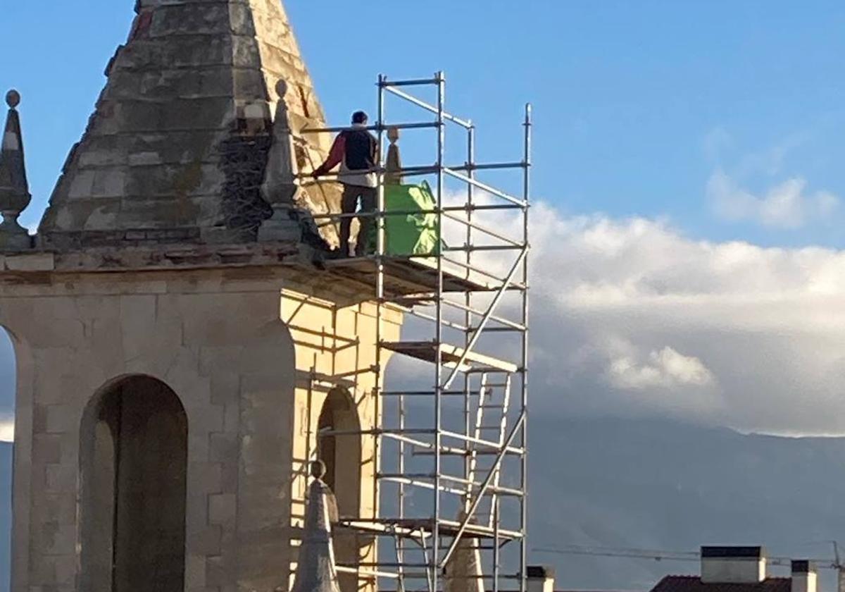 El nido de cigüeñas del torreón del Juzgado de Haro ha sido retirado