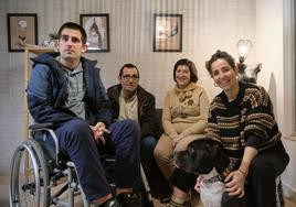 Daniel Montoya Tovar posa con sus padres, su hermana Marta y su perro Eto'O, en el estudio de tatuaje Tow Tattoo de la plaza Santa Juliana de Logroño.