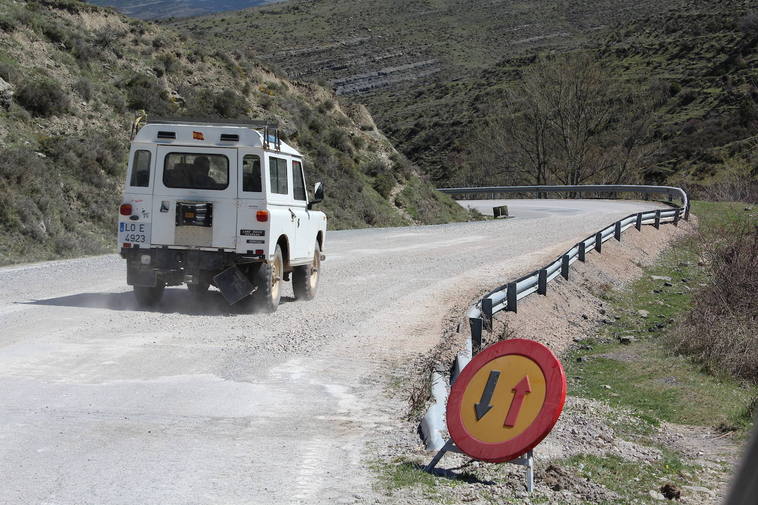 Un vehículo circula por la carretera LR-250 en la zona de Laguna de Cameros.