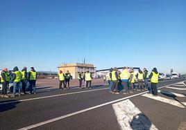 Un grupo de agricultores, en la N-232, este martes.