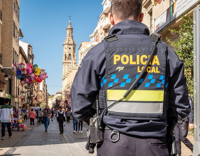 Un agente de la Policía Local en Portales.