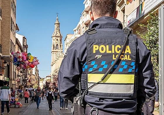 Un agente de la Policía Local en Portales.