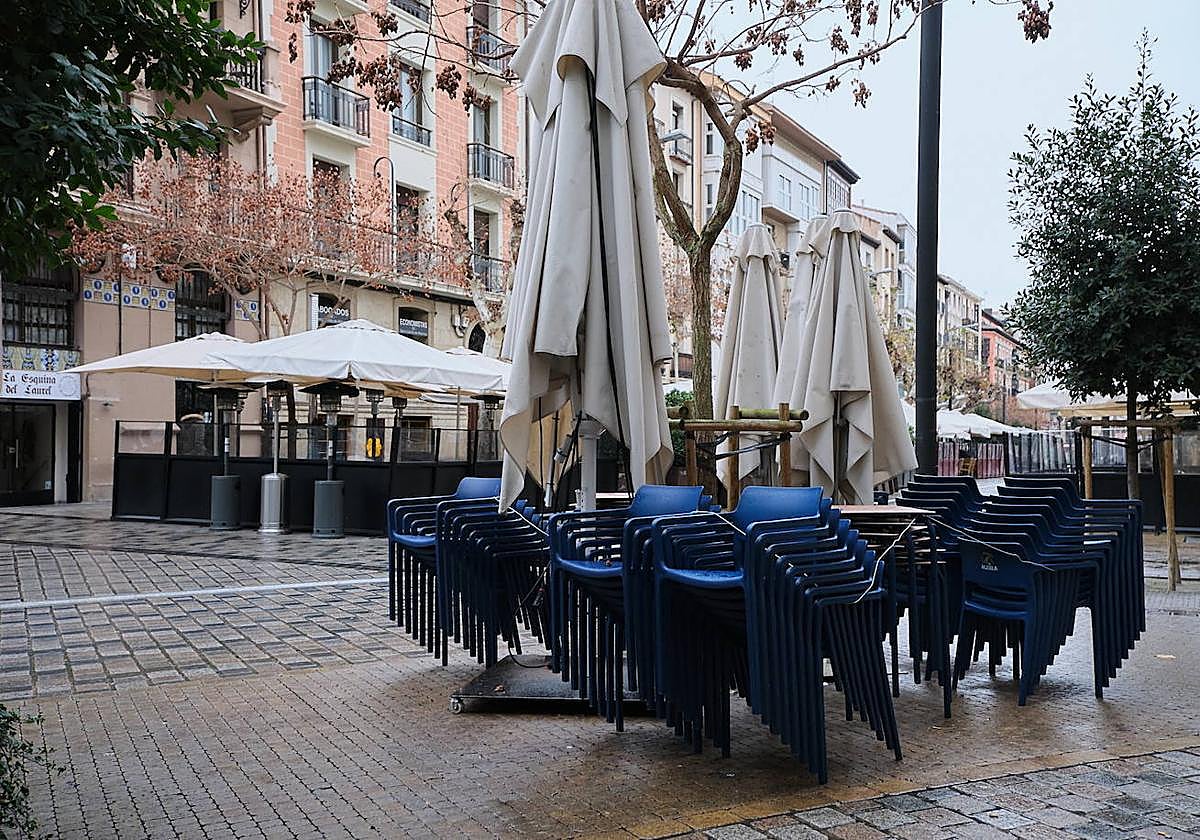 Sillas y mesas apiladas en la calle Bretón de los Herreros.