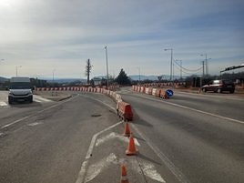 A la izquierda, las vías de servicio para salir del polígono, y a la derecha, los dos carriles de la LR-250.