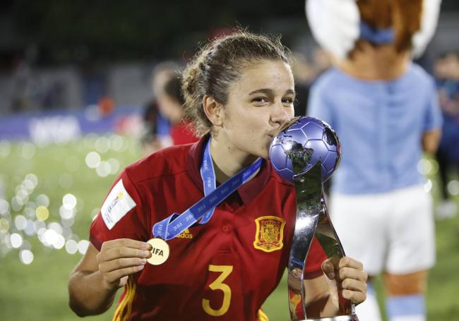 La riojana besando su primera Copa del Mundo en Uruguay en 2018.