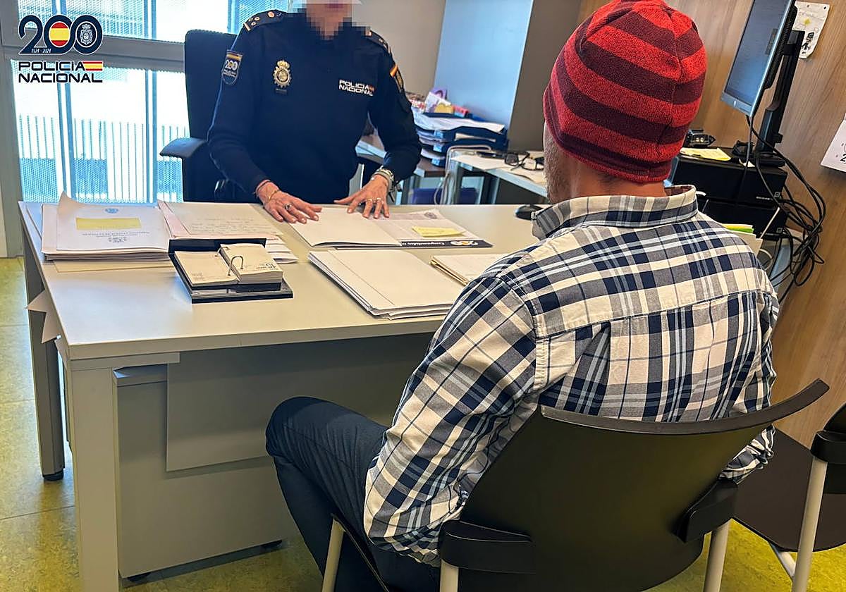 Se lleva 90 listones de madera de una obra en Logroño y cuando lo identifican los devuelve... pero solo 25