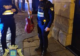 Los policías recuperaron la guitarra en el exterior del local.