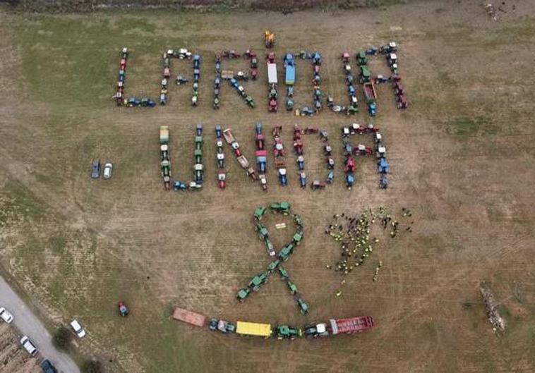 Los agricultores escriben con sus tractores «La Rioja Unida» y pausan sus protestas