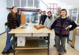 Carlos Fuentes con los jóvenes artistas de Amalgama, asociación que ocupa y gestiona 'La cerámica'