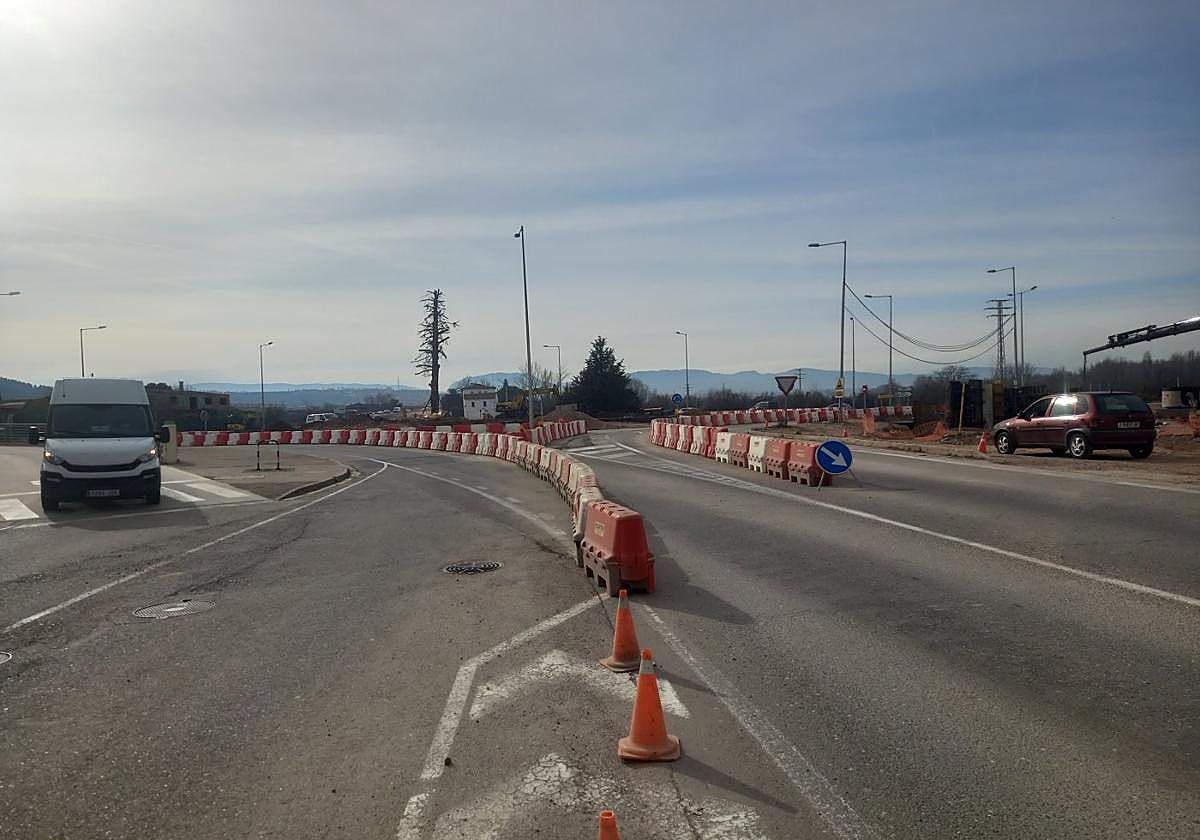 A la izquierda, las vías de servicio para salir del polígono, y a la derecha, los dos carriles de la LR-250.