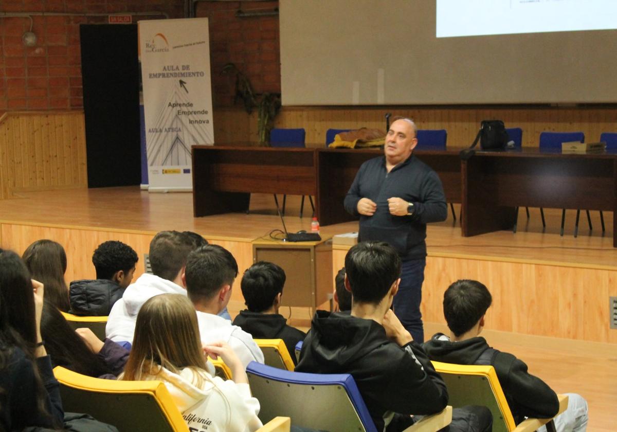 Luis Alberto 'Koldo' San Martín explica su experiencia ante la atenta mirada de los estudiantes.