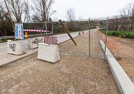 Conexión ciclopeatonal que se está construyendo en la avenida de Mendavía