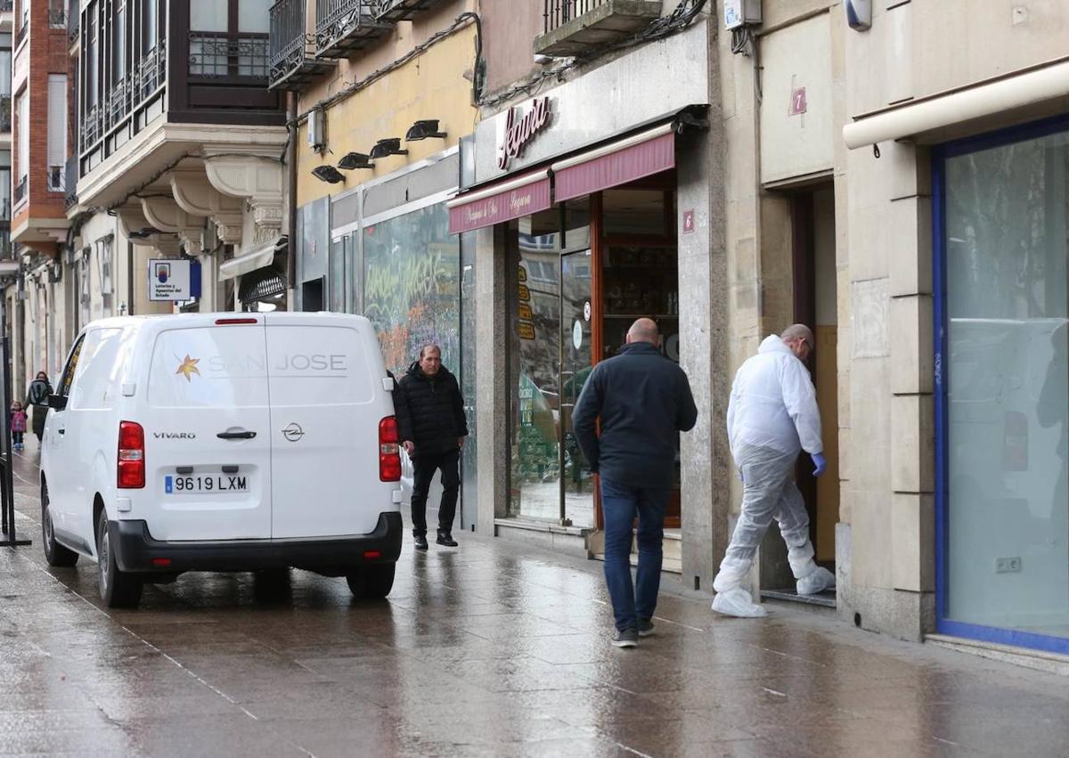 Imagen secundaria 1 - Un hombre de 56 años fallece al caer de una escalera en un domicilio logroñés