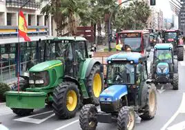 Tractores recorren el centro de Logroño en la movilización organizada por los 'chalecos amarillos' el 8 de febrero.