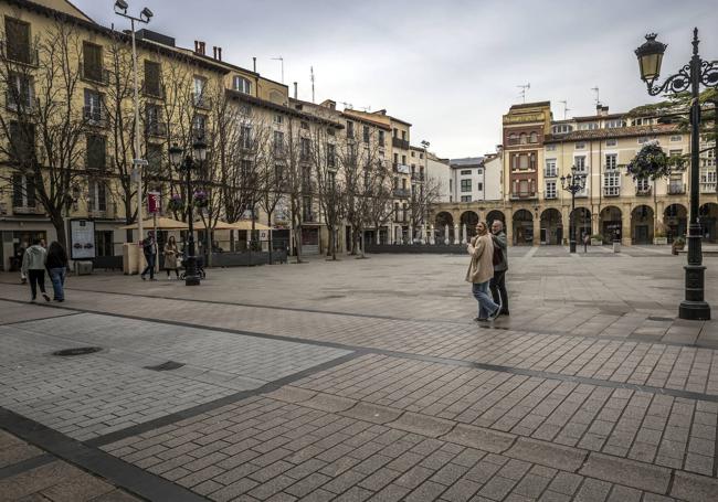 Imagen de la plaza del Mercado con el solar vacío a la izquierda