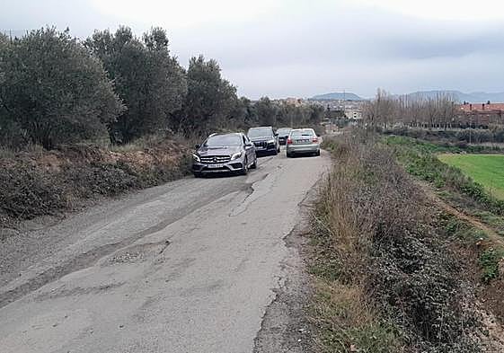 El camino de la gravera soporta un intenso tráfico todos los días, sin apenas espacio para los vehículos.