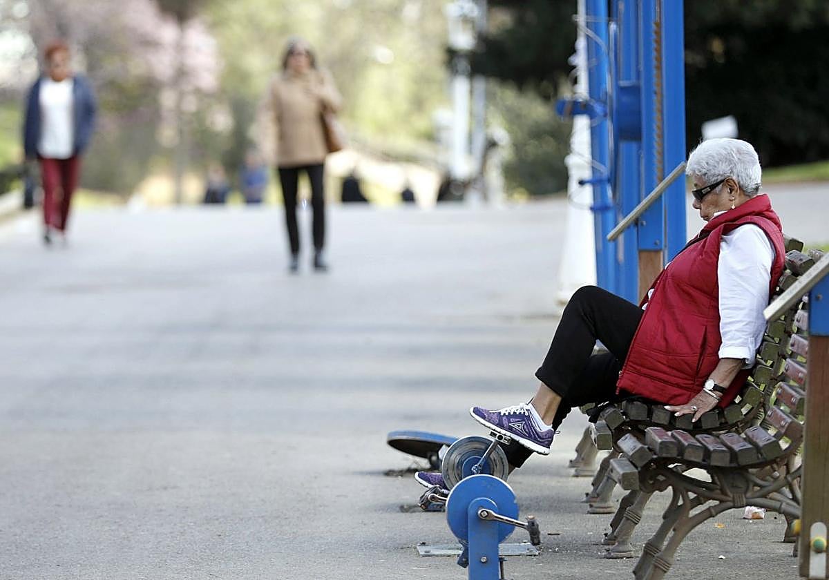 Una mujer realiza ejercicio en plena calle.