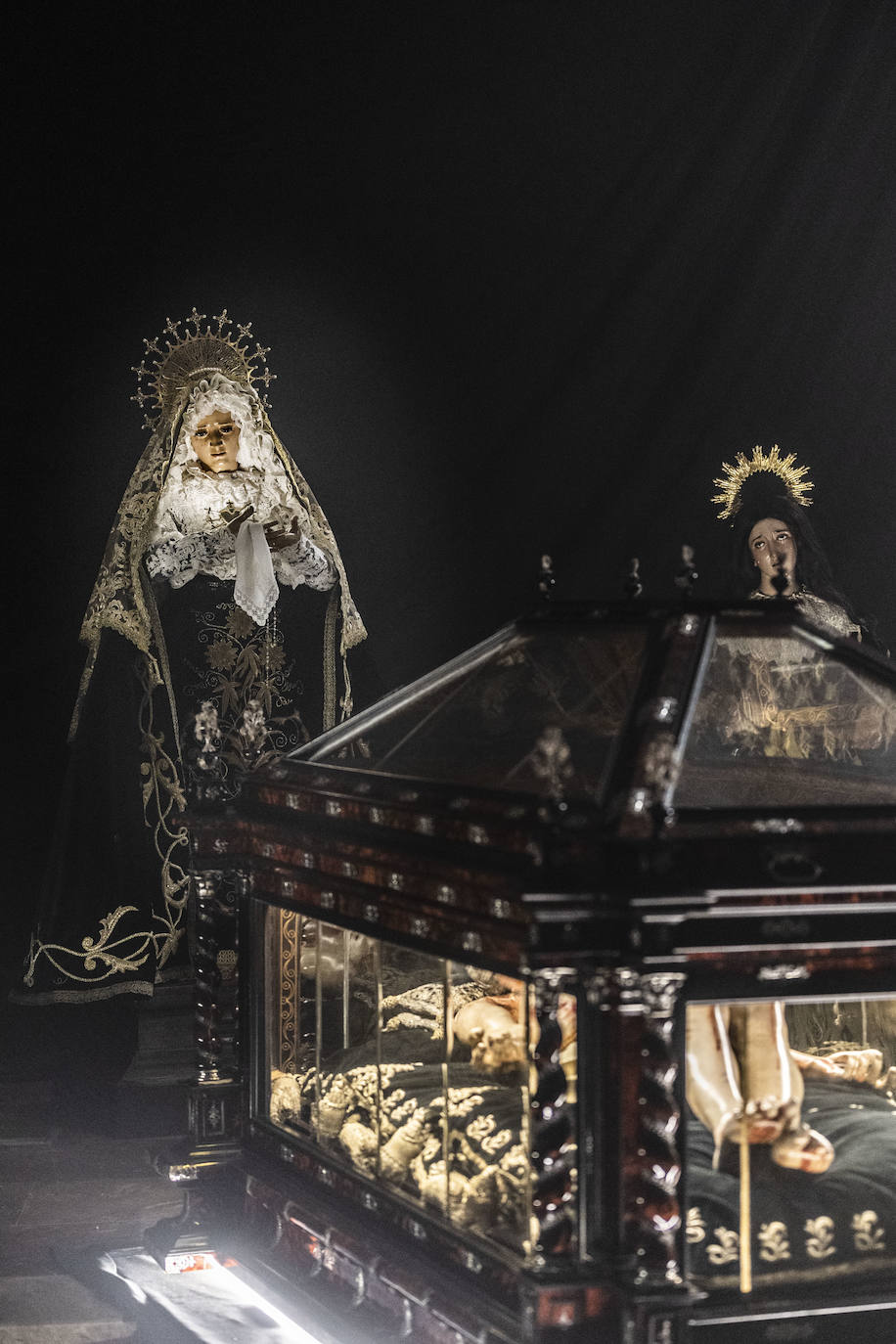 La Virgen de la Soledad, frente a la urna del Santo Sepulcro.