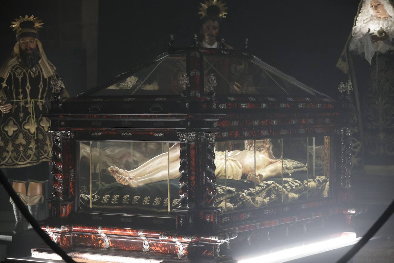 Urna del Santo Sepulcro y Cristo yacente, en el centro de la escena.