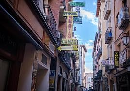 Cartelería que indica la situación exacta de dos pensiones logroñesas.