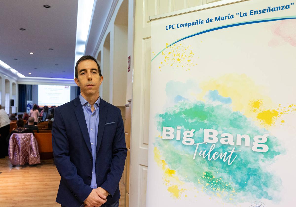 El psicólogo Javier Ortuño, antes de ofrecer su conferencia en el colegio La Enseñanza, de Logroño.