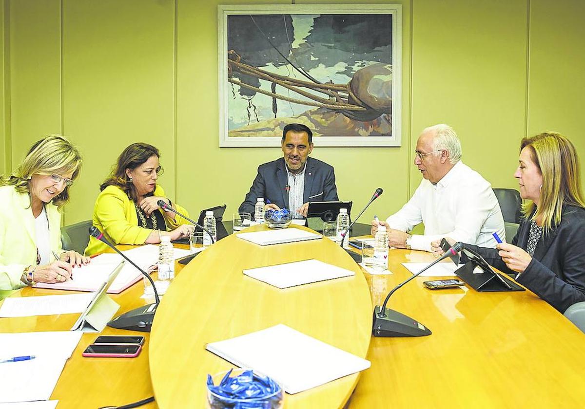 Imagen de la entonces Mesa del Parlamento, presidida por Jesús María García.